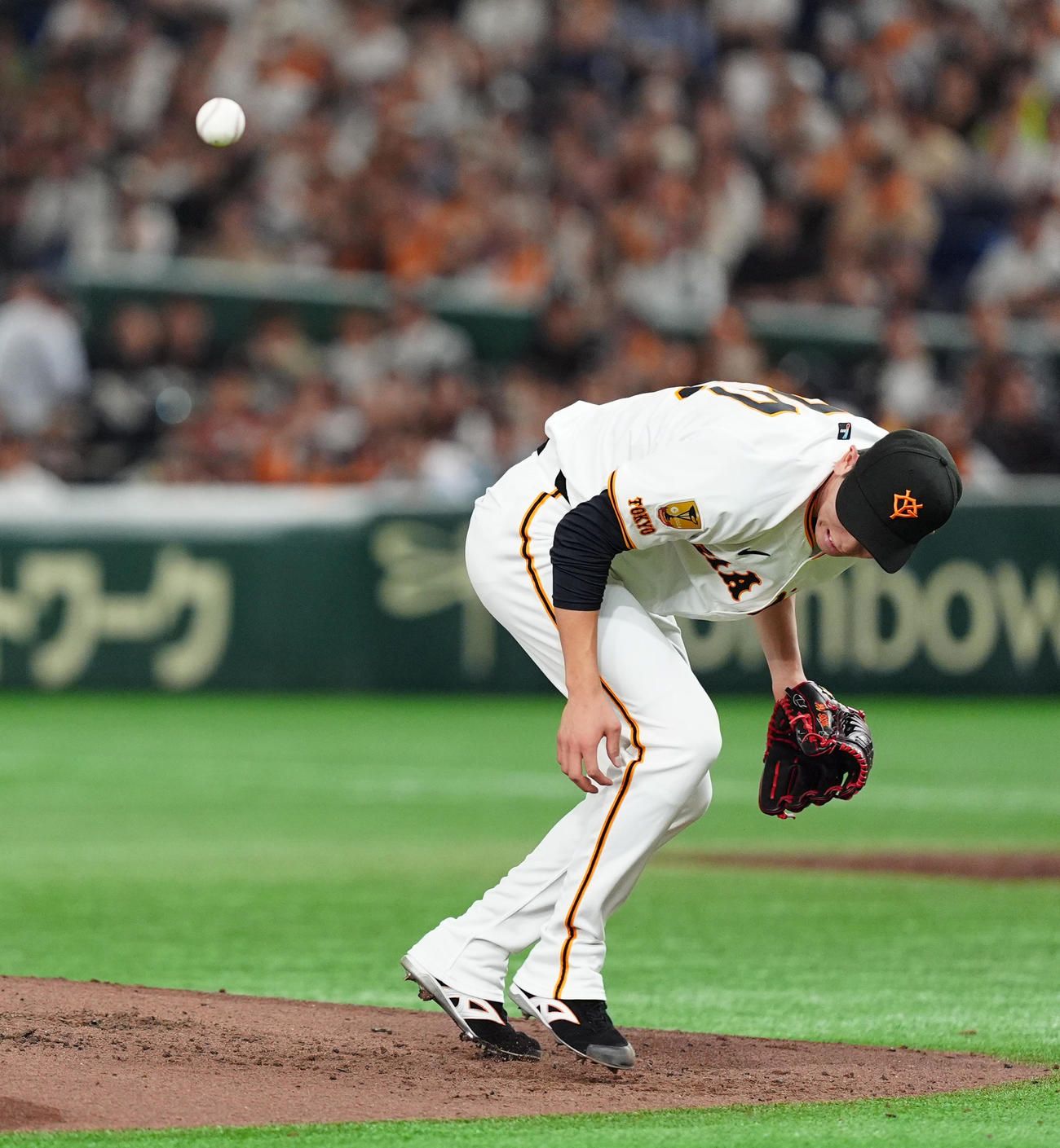 巨人対西武　3回表西武1死二、三塁、源田の投手返しが直撃し顔をゆがめる戸郷（撮影・清水貴仁）
