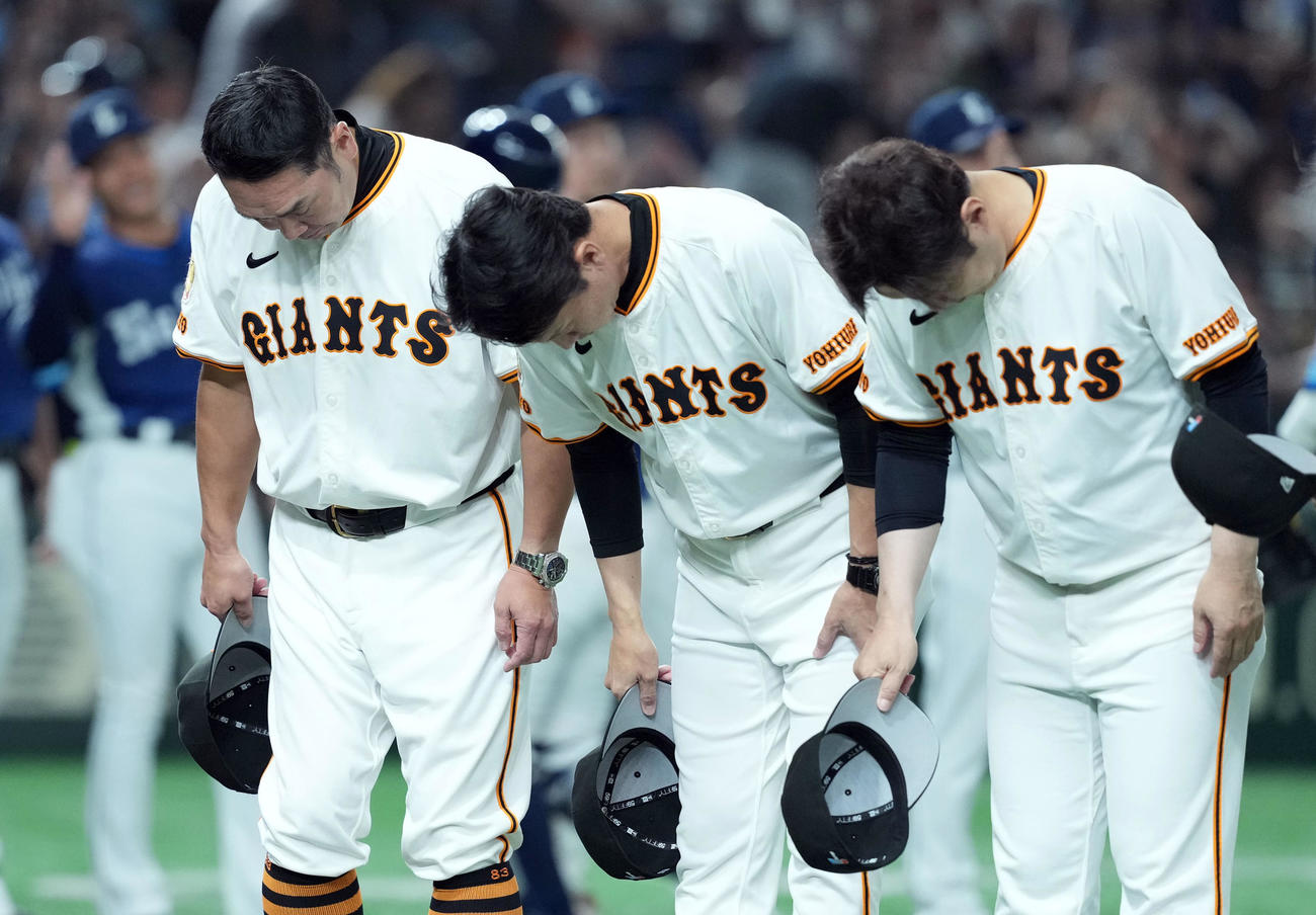 巨人対西武　西武に負けを喫した巨人阿部監督（撮影・たえ見朱実）