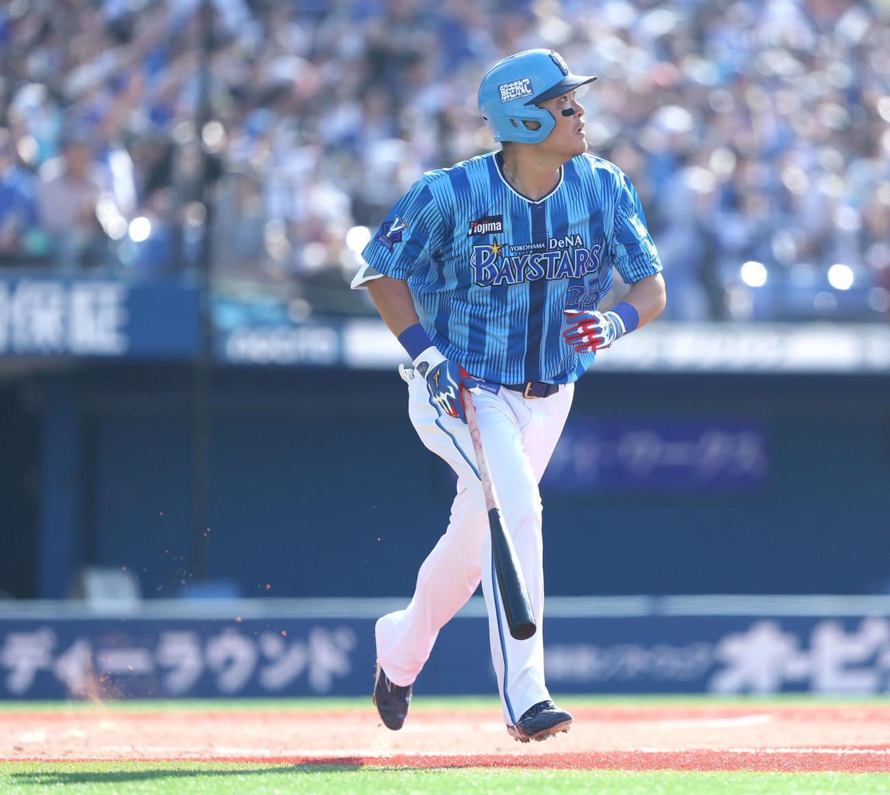 DeNA対ロッテ　5回裏DeNA無死一塁、右中間2点本塁打を放つ筒香（撮影・河田真司）