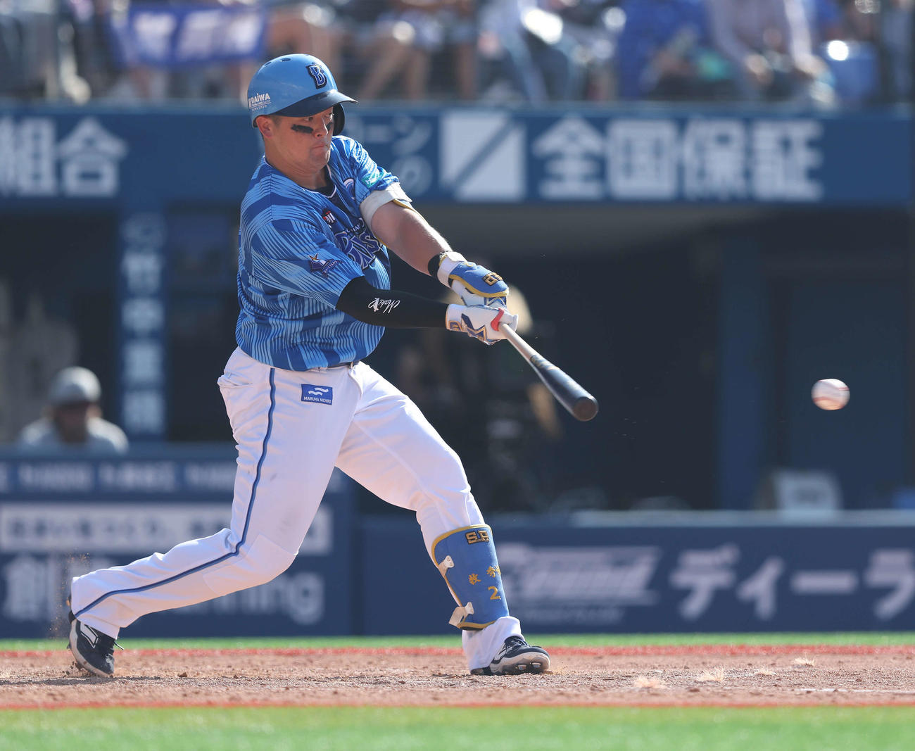 DeNA対ロッテ　5回裏DeNA無死、左前打を放つ牧（撮影・河田真司）