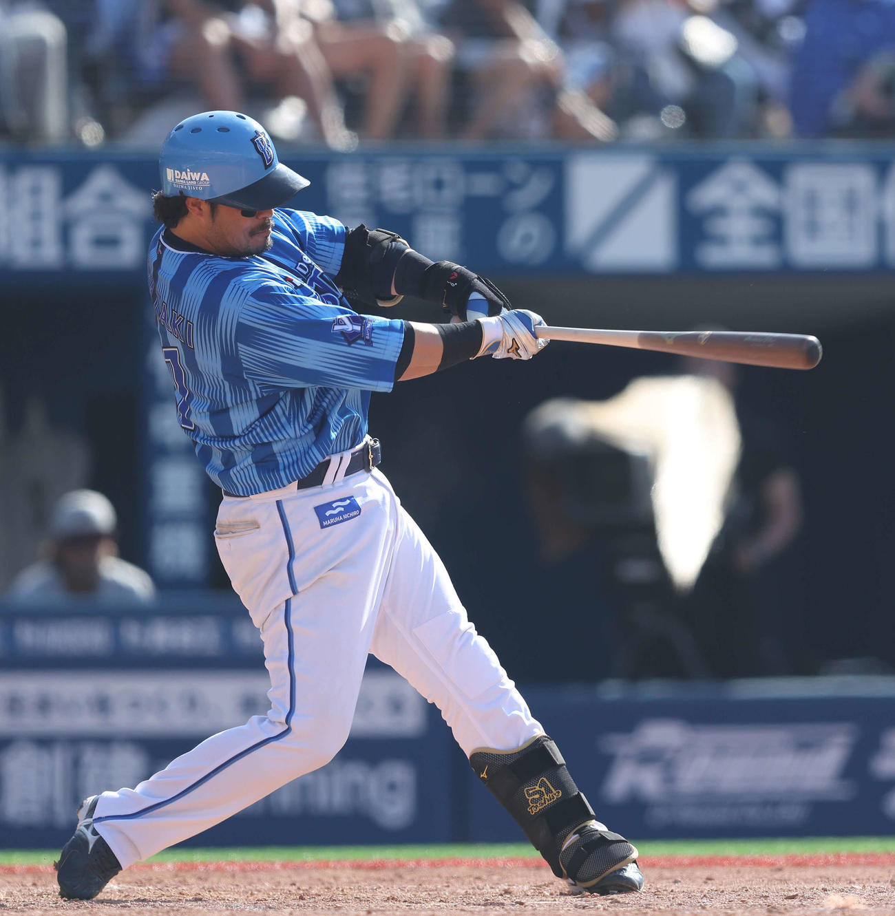 DeNA対ロッテ　5回裏DeNA無死、二塁打を放つ宮崎（撮影・河田真司）
