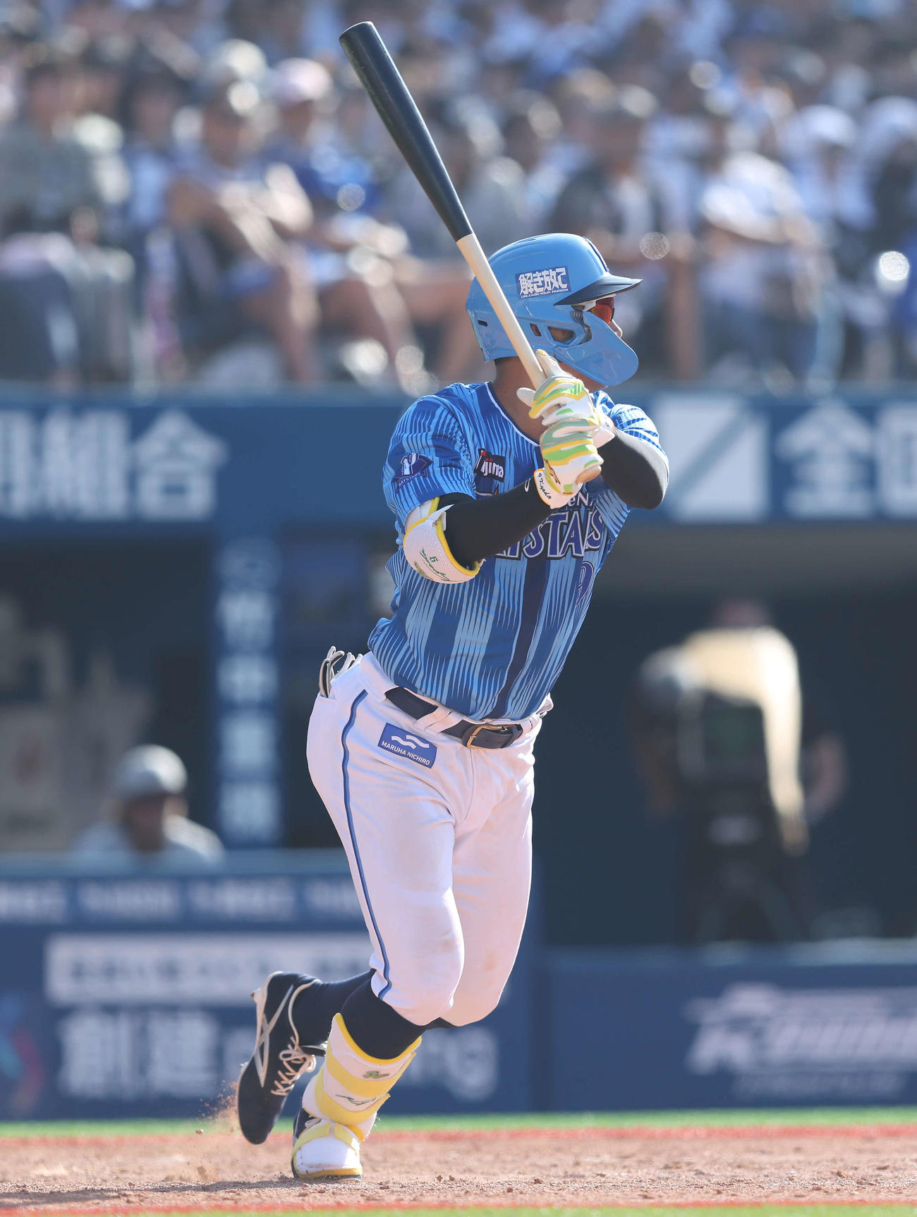 DeNA対ロッテ　5回裏DeNA1死二塁、中前適時打を放つ京田（撮影・河田真司）