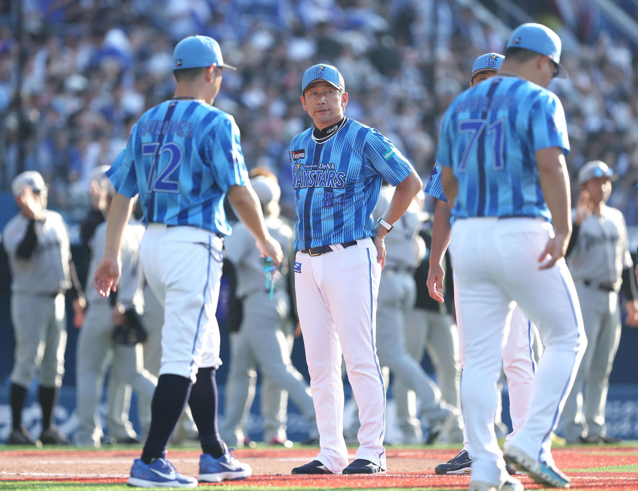DeNA対ロッテ　ロッテに敗れ整列する三浦監督（中央）（撮影・河田真司）
