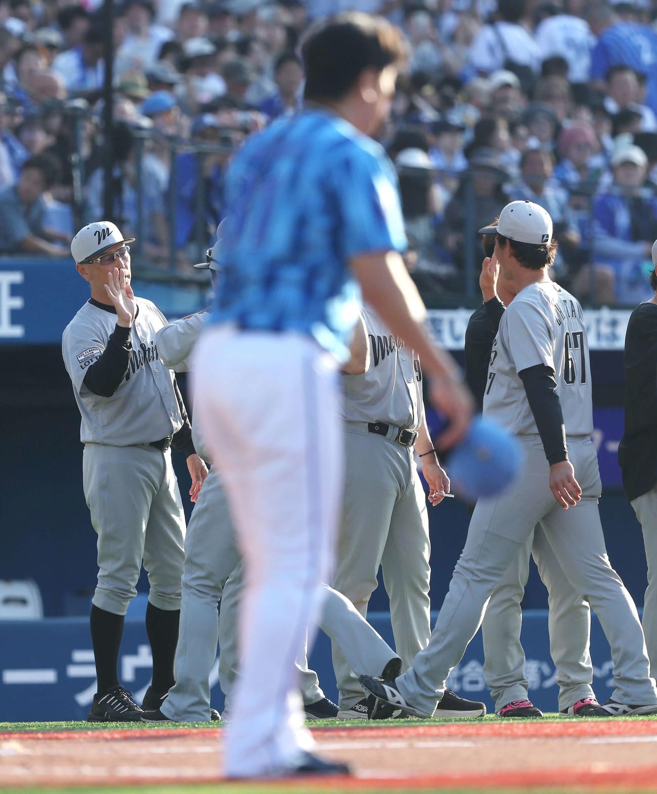 DeNA対ロッテ　DeNAに勝利しナインを迎える吉井監督（撮影・河田真司）
