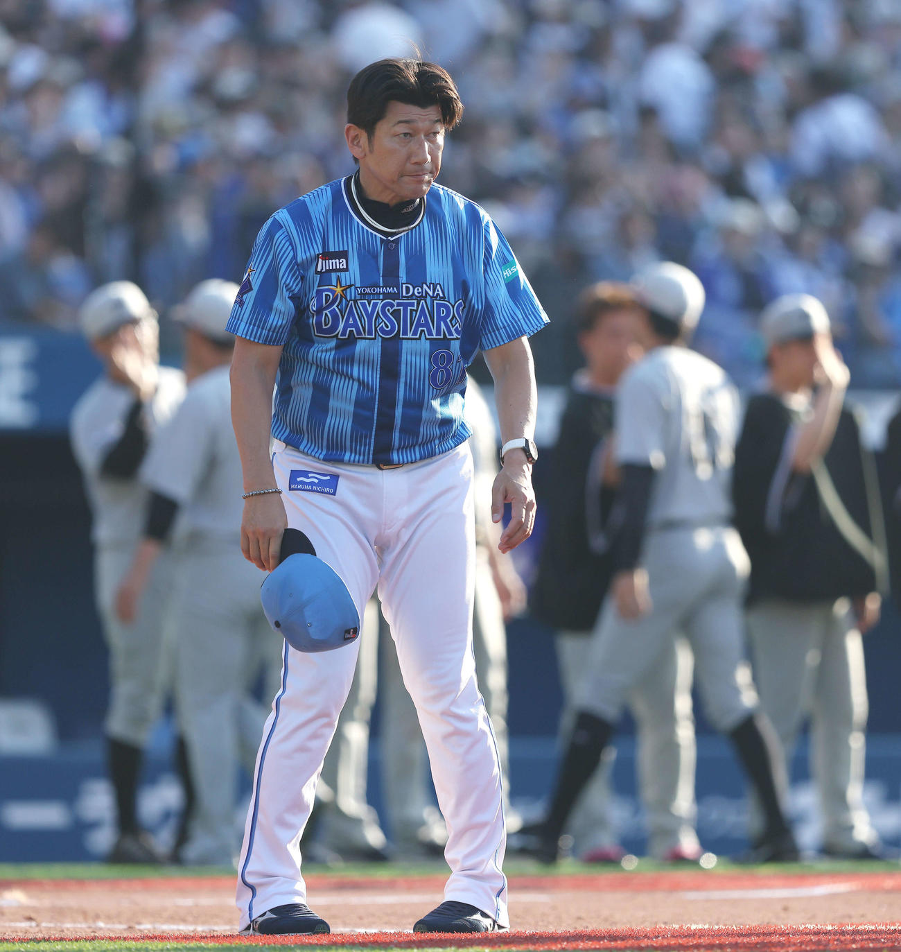 DeNA対ロッテ　ロッテに敗れあいさつする三浦監督（右）（撮影・河田真司）