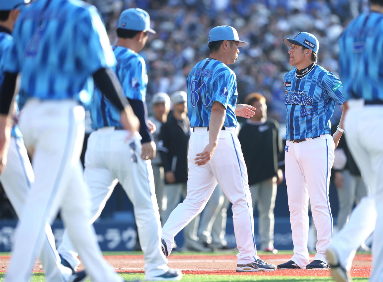 DeNA対ロッテ　ロッテに敗れ整列する三浦監督（右）（撮影・河田真司）