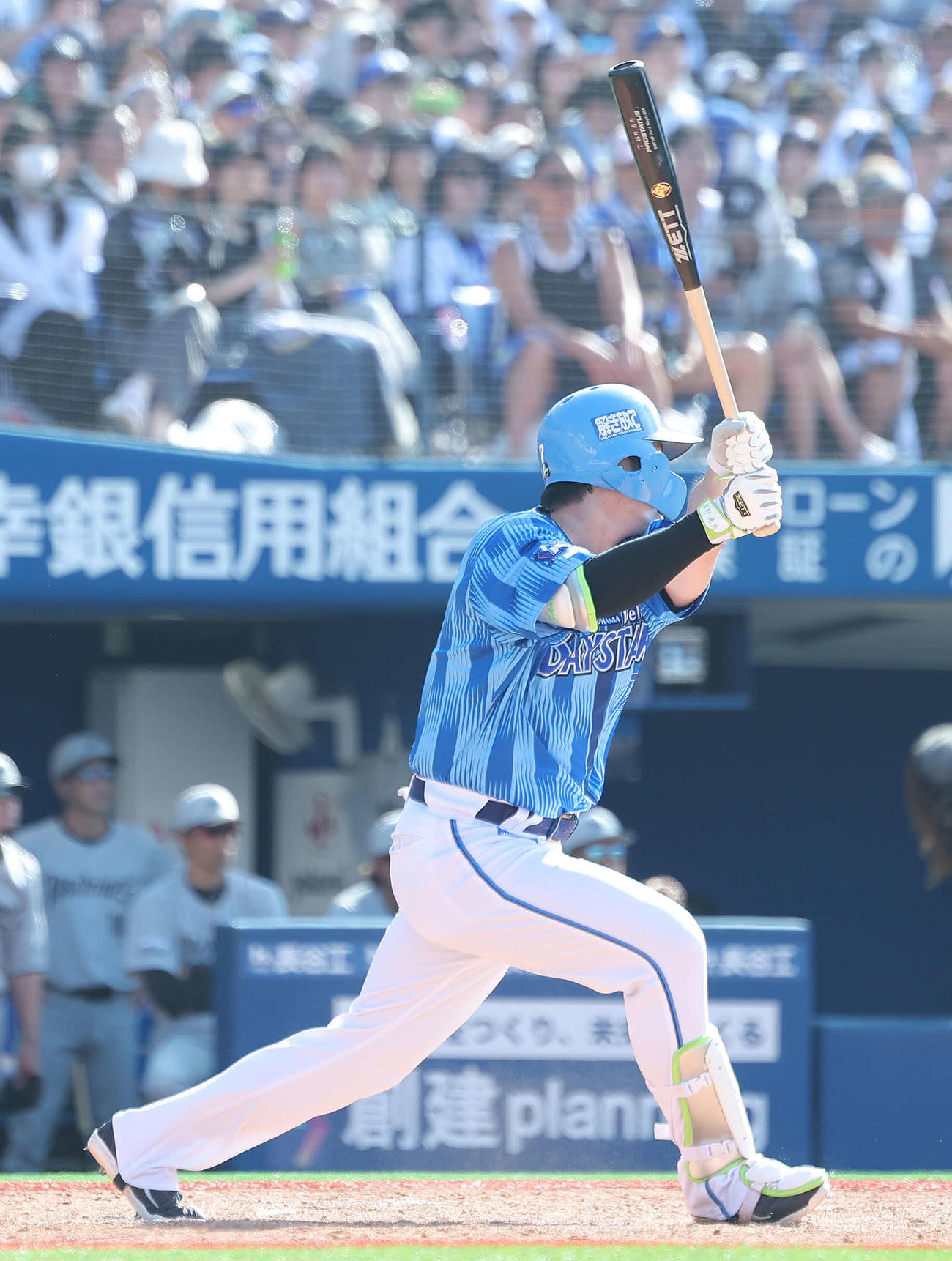 DeNA対ロッテ　4回裏DeNA1死二、三塁、左中間に適時二塁打を放つ度会（撮影・河田真司）