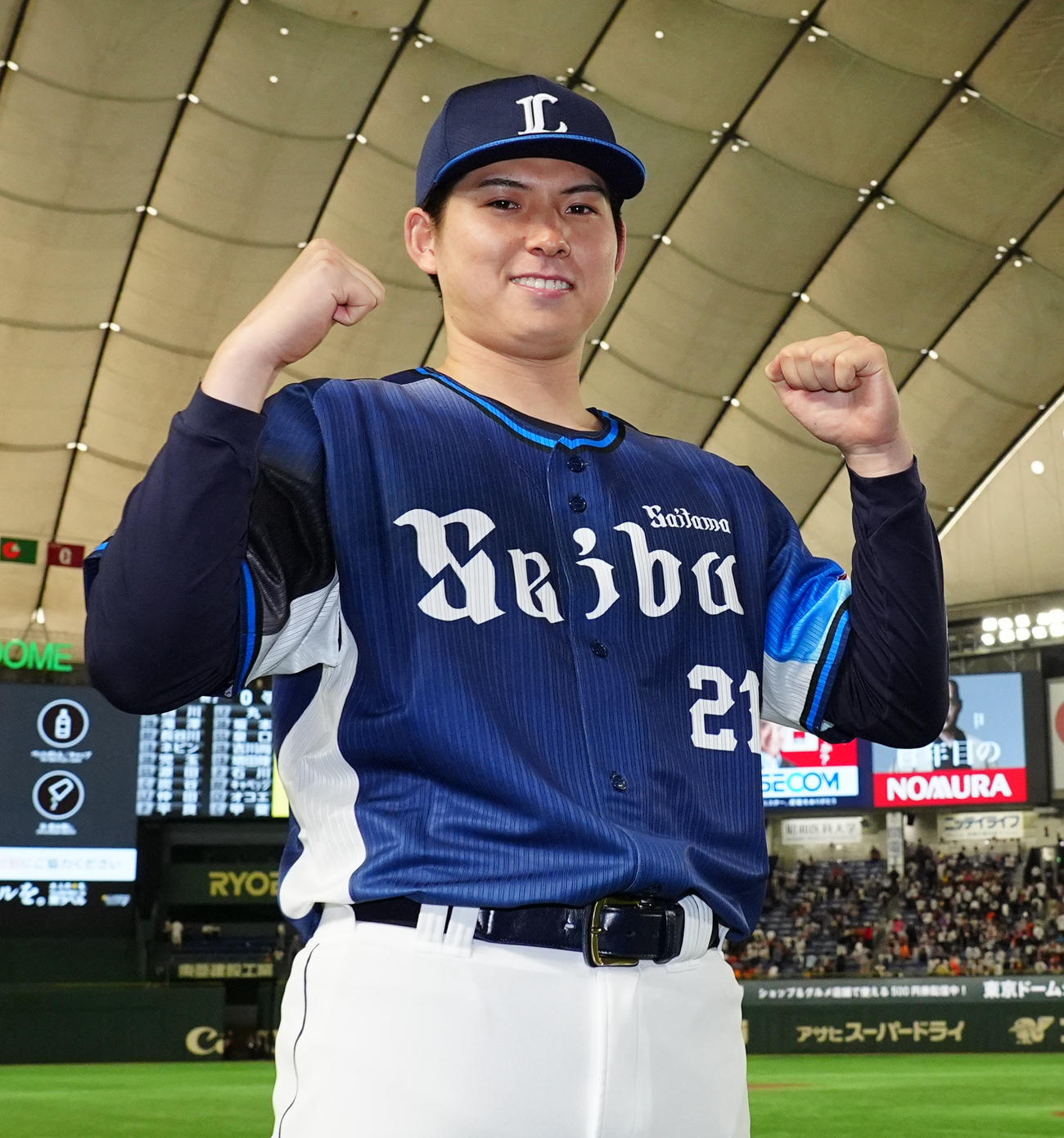 巨人対西武　勝利投手となり笑顔でポーズを決める西武武内（撮影・清水貴仁）