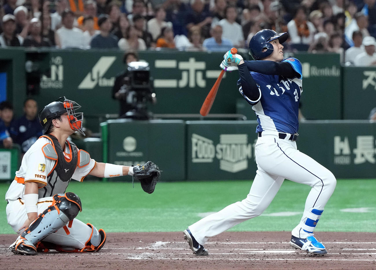 巨人対西武　2回表西武無死満塁、先制の右犠飛を放つ武内（撮影・たえ見朱実）