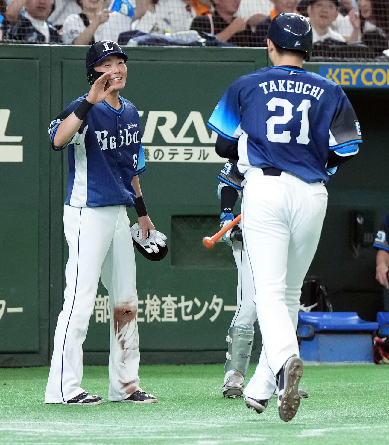 巨人対西武　2回表西武無死満塁、先制の右犠飛を放った武内を迎える源田（撮影・たえ見朱実）