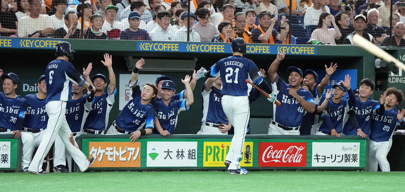 巨人対西武　2回表西武無死満塁、先制の右犠飛を放った武内を迎えるナイン（撮影・たえ見朱実）
