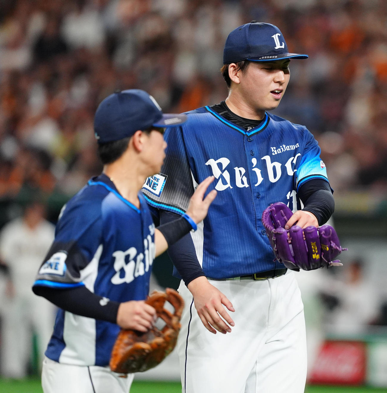 巨人対西武　2回のピンチを無失点に抑えベンチに戻る西武武内（右）（撮影・清水貴仁）