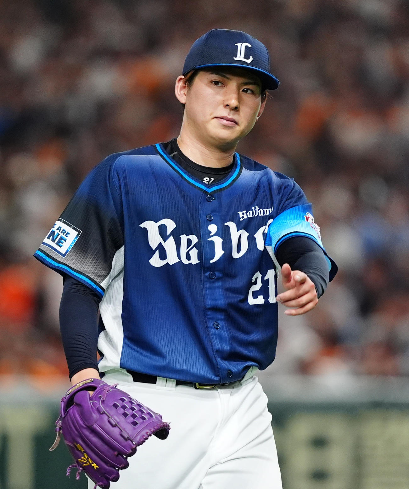 巨人対西武　5回裏巨人2死、坂本の打球を好捕した三塁手山村を指さす西武武内（撮影・清水貴仁）