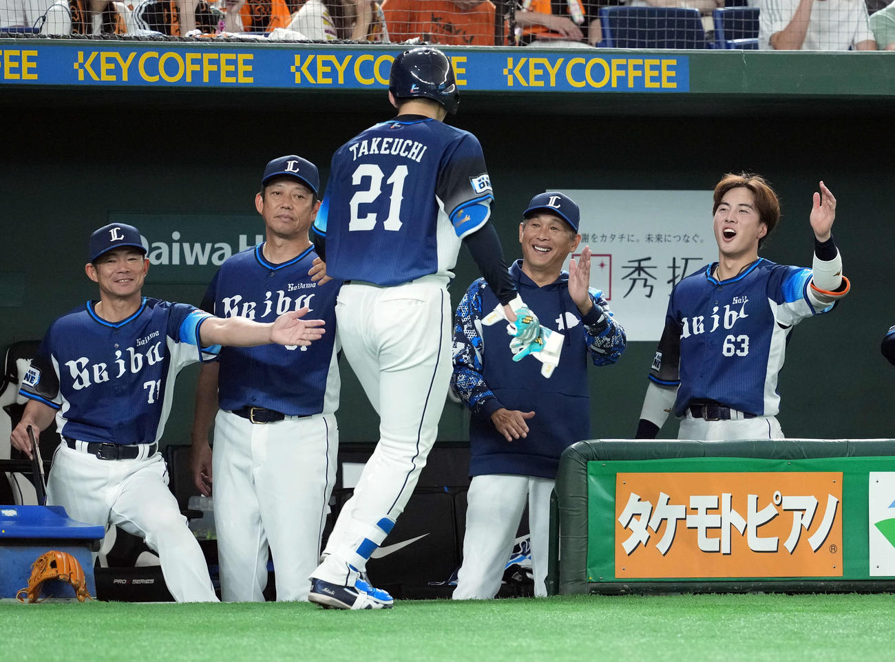 巨人対西武　6回表西武無死一塁、送りバントを決めた武内を迎える西口監督（右から2人目）（撮影・たえ見朱実）