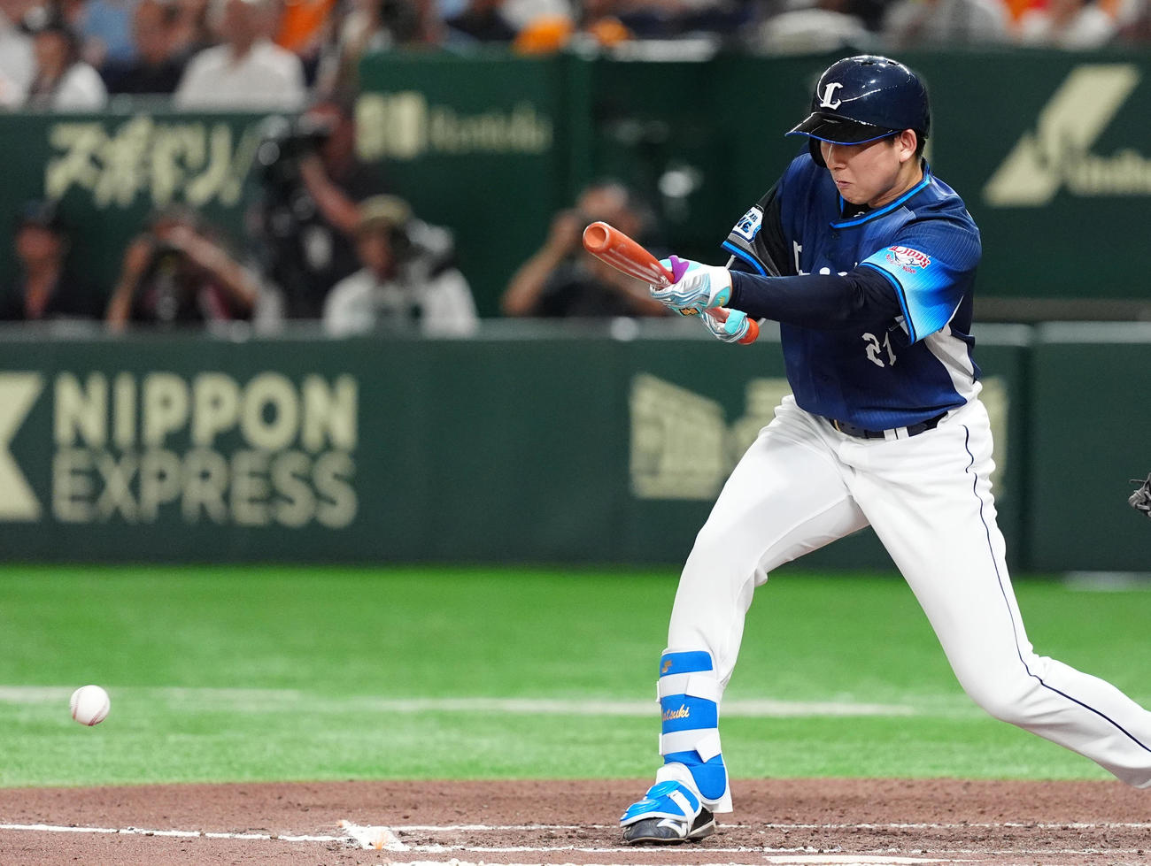 巨人対西武　6回表西武無死一塁、投前にバント犠打を決める武内（撮影・清水貴仁）