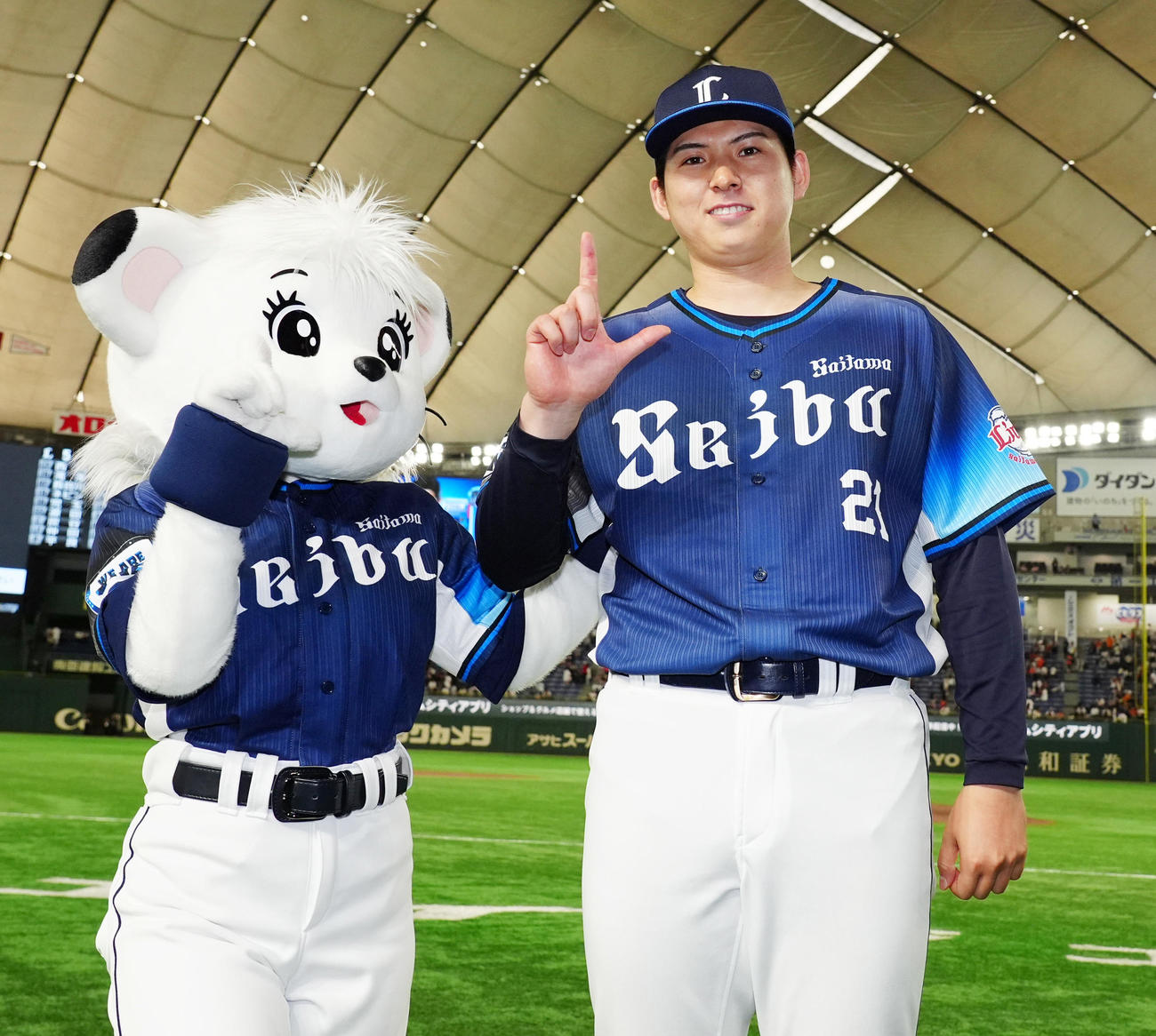 巨人対西武　勝利投手となりライナとポーズを決める西武武内（撮影・清水貴仁）
