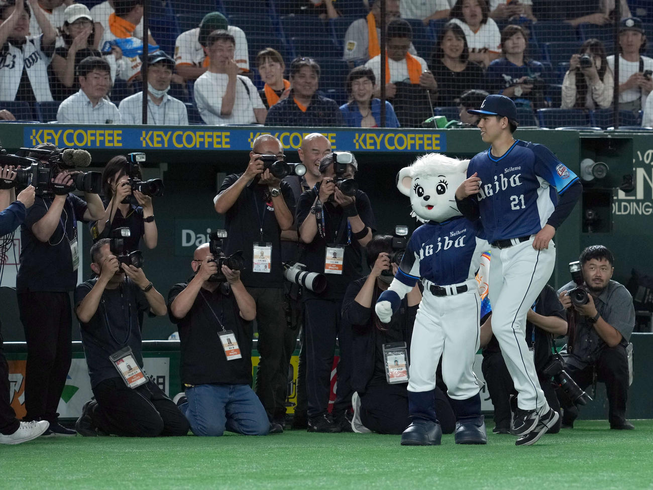 巨人対西武　ヒーローインタビューを終えマスコットのライナとスキップをしてベンチに向かう西武武内（撮影・たえ見朱実）