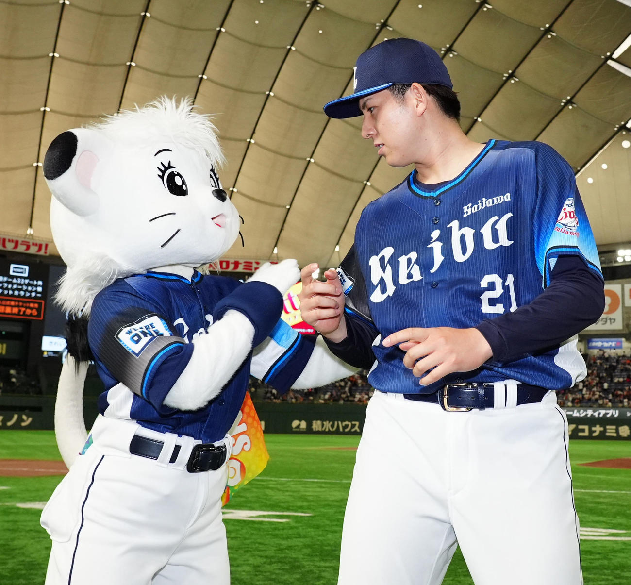 巨人対西武　勝利投手となりライナの祝福を受ける西武武内（撮影・清水貴仁）