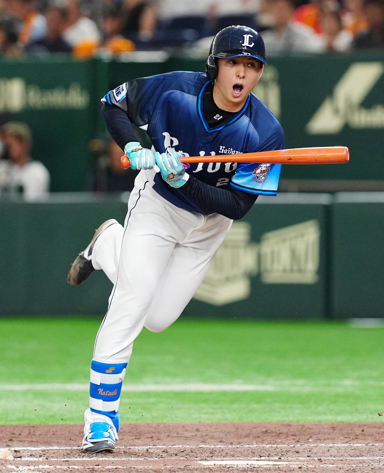 巨人対西武　4回表西武無死、足元の投球をよける打席の武内（撮影・清水貴仁）