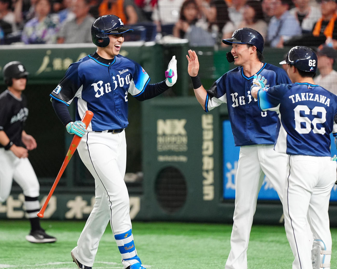 巨人対西武　2回表西武無死満塁、先制の右犠飛を放ち笑顔でベンチに戻る武内（左）（撮影・清水貴仁）