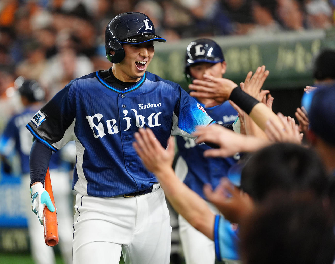 巨人対西武　2回表西武無死満塁、先制の右犠飛を放ち笑顔でベンチに戻る武内（撮影・清水貴仁）