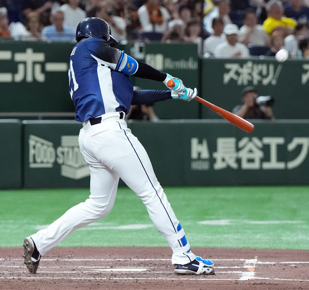 巨人対西武　2回表西武無死満塁、先制の右犠飛を放つ武内（撮影・たえ見朱実）