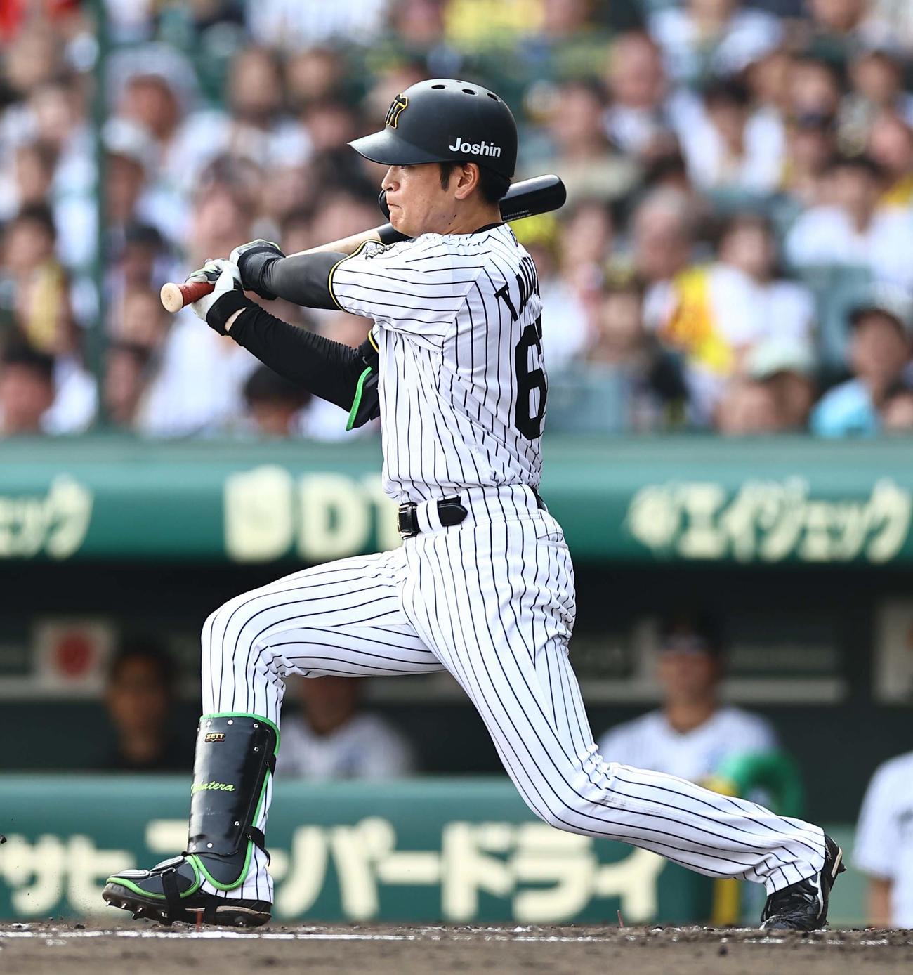 阪神対ソフトバンク　7回裏阪神無死一塁、高寺は右前打を放つ（撮影・上田博志）