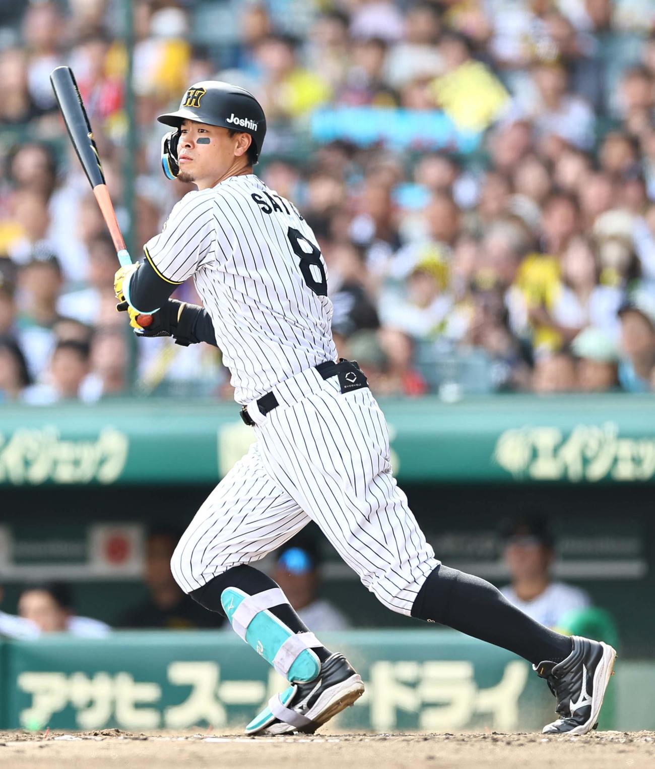 阪神対ソフトバンク　4回裏阪神2死一塁、佐藤輝は二塁打を放つ（撮影・上田博志）