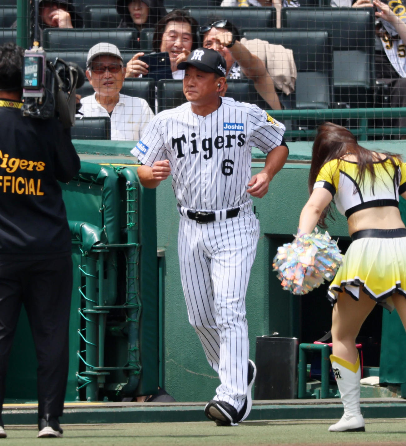 阪神対ソフトバンク　阪神レジェンズデー企画でグラウンドに登場する金本氏（撮影・加藤哉）