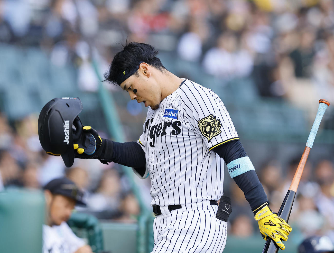 阪神対ソフトバンク　9回裏阪神無死、空振り三振に倒れた佐藤輝（撮影・藤尾明華）