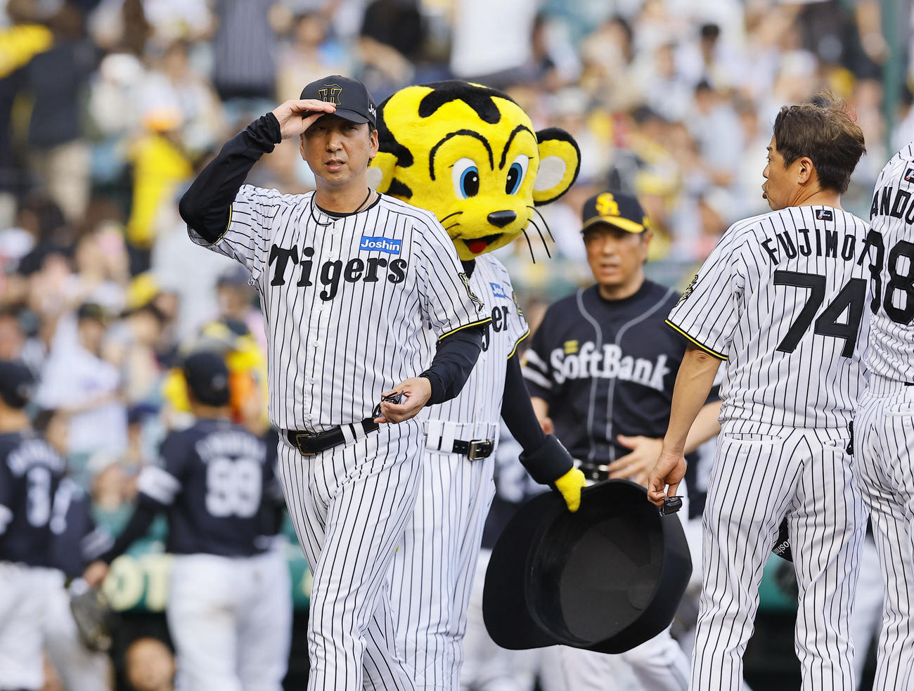阪神対ソフトバンク　ソフトバンクに敗れ、ベンチに引き揚げる阪神藤川監督。後方はソフトバンク小久保監督（撮影・藤尾明華）