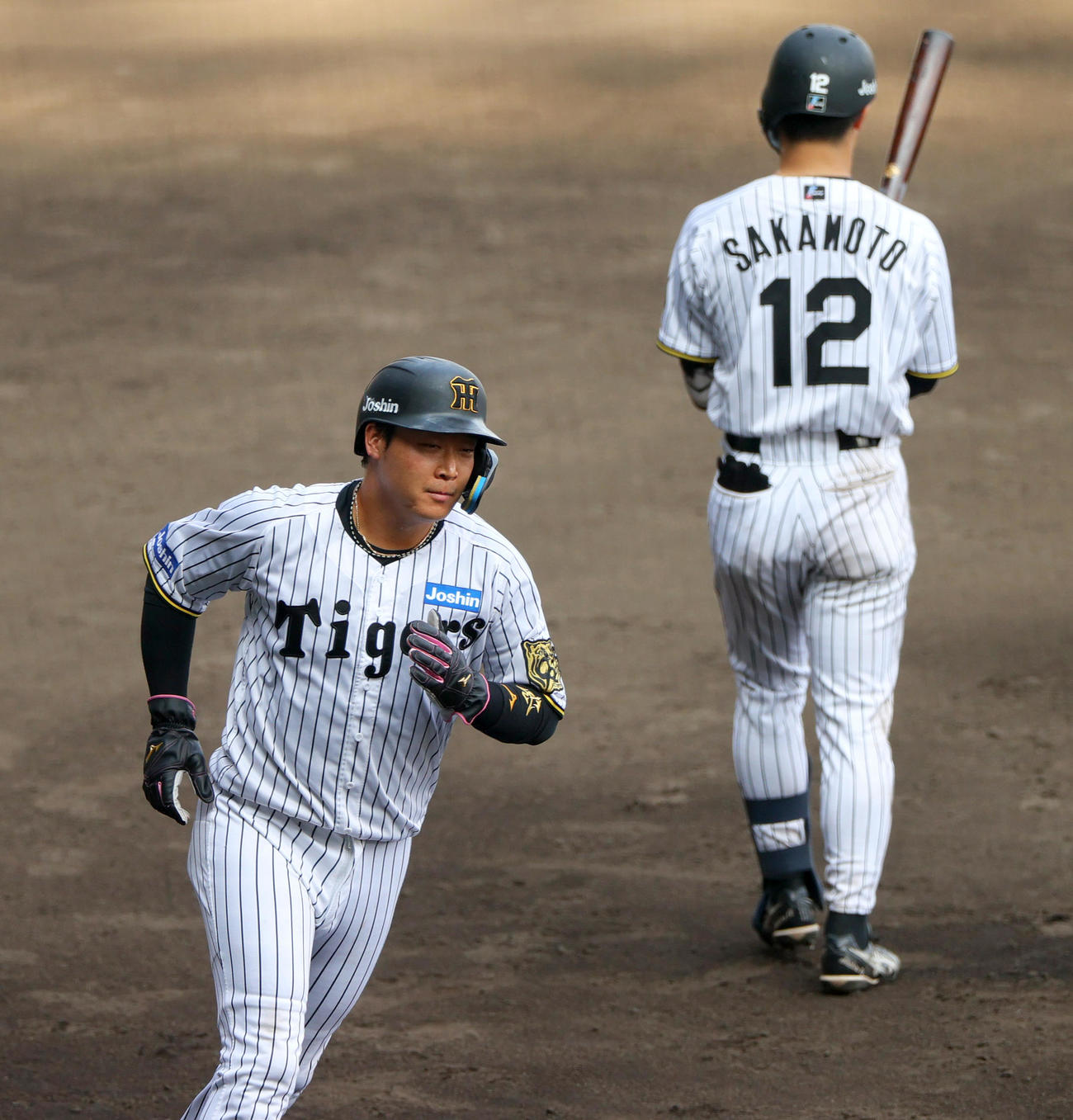 阪神対ソフトバンク　7回裏阪神無死一、三塁、三走大山は代走熊谷に代わりベンチへ引き上げる。右は次打者坂本（撮影・上山淳一）