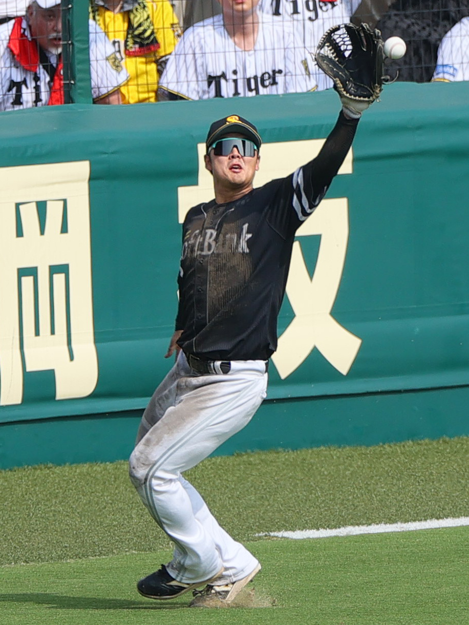 阪神対ソフトバンク　4回裏阪神2死一塁、左翼手石塚は佐藤輝の左二塁打を後逸する（撮影・上山淳一）