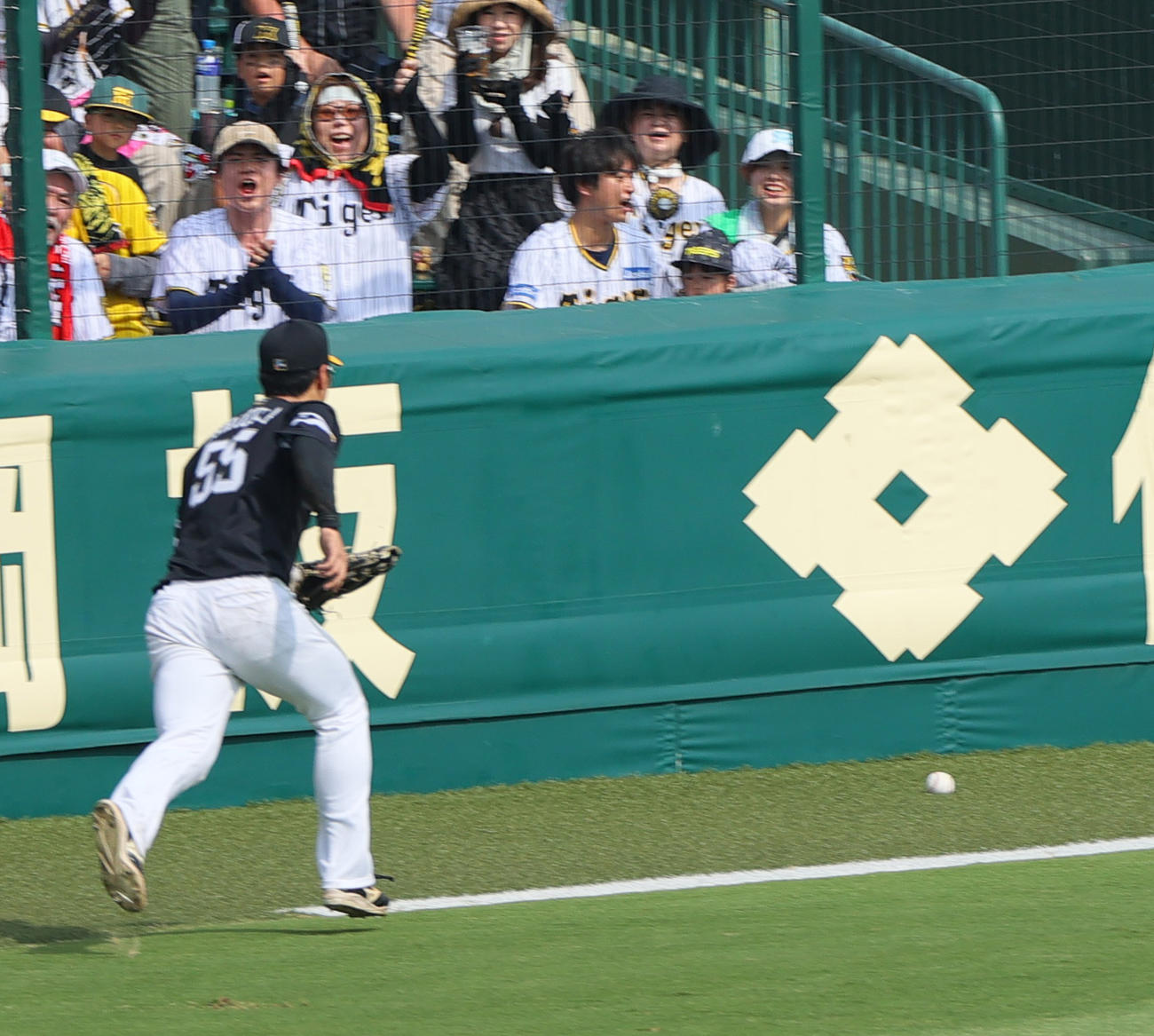 阪神対ソフトバンク　4回裏阪神2死一塁、左翼手石塚は佐藤輝の左二塁打を後逸する（撮影・上山淳一）