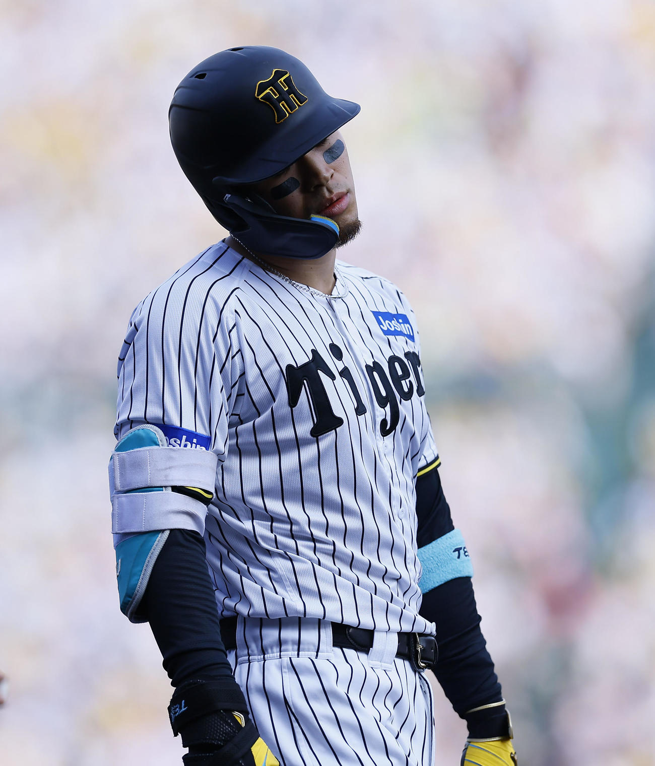 阪神対ソフトバンク　6回裏阪神2死二塁、一ゴロに倒れた佐藤輝（撮影・藤尾明華）