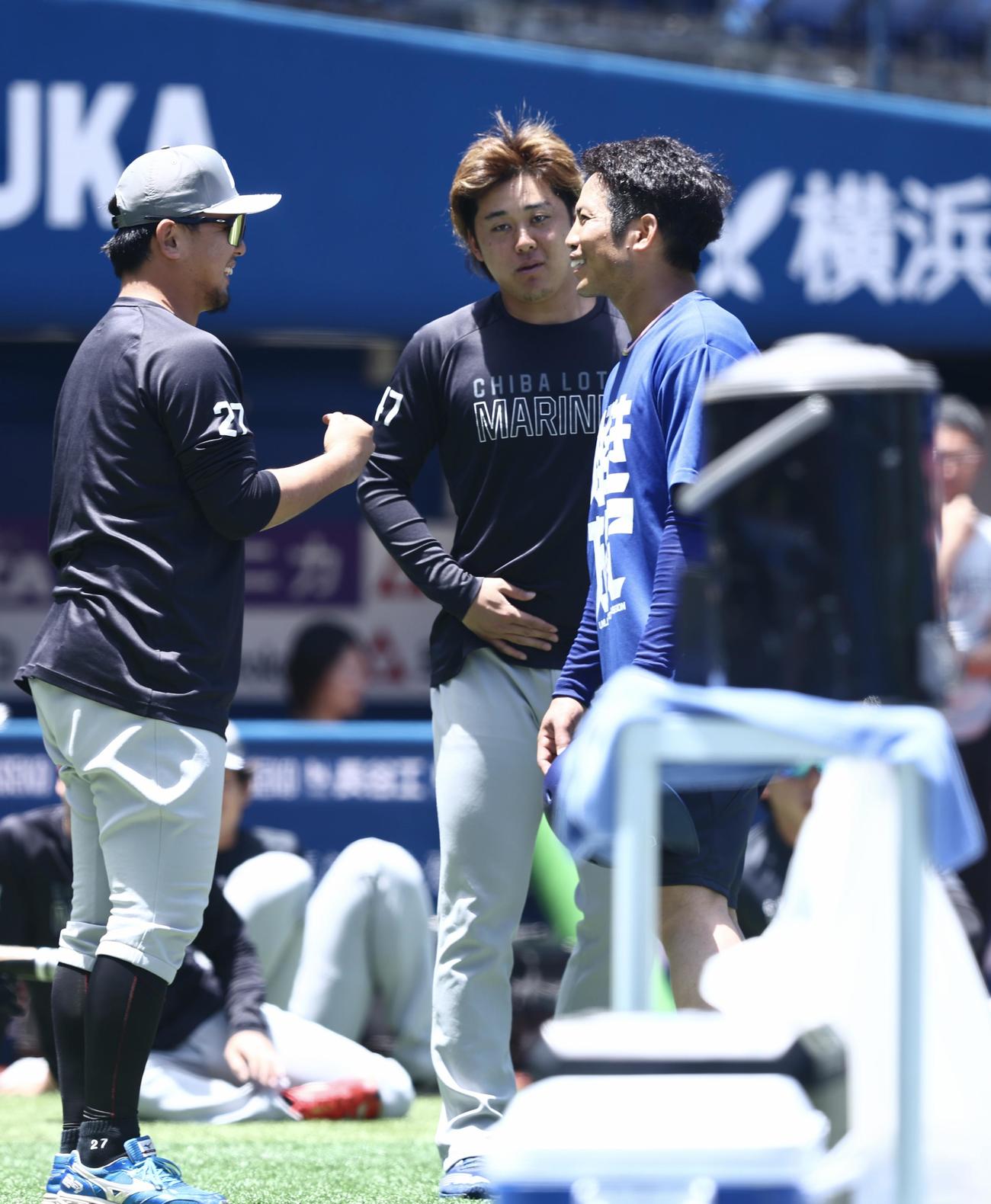 DeNA対ロッテ　試合前、言葉を交わすロッテ田村（左）とDeNA桑原（撮影・河田真司）