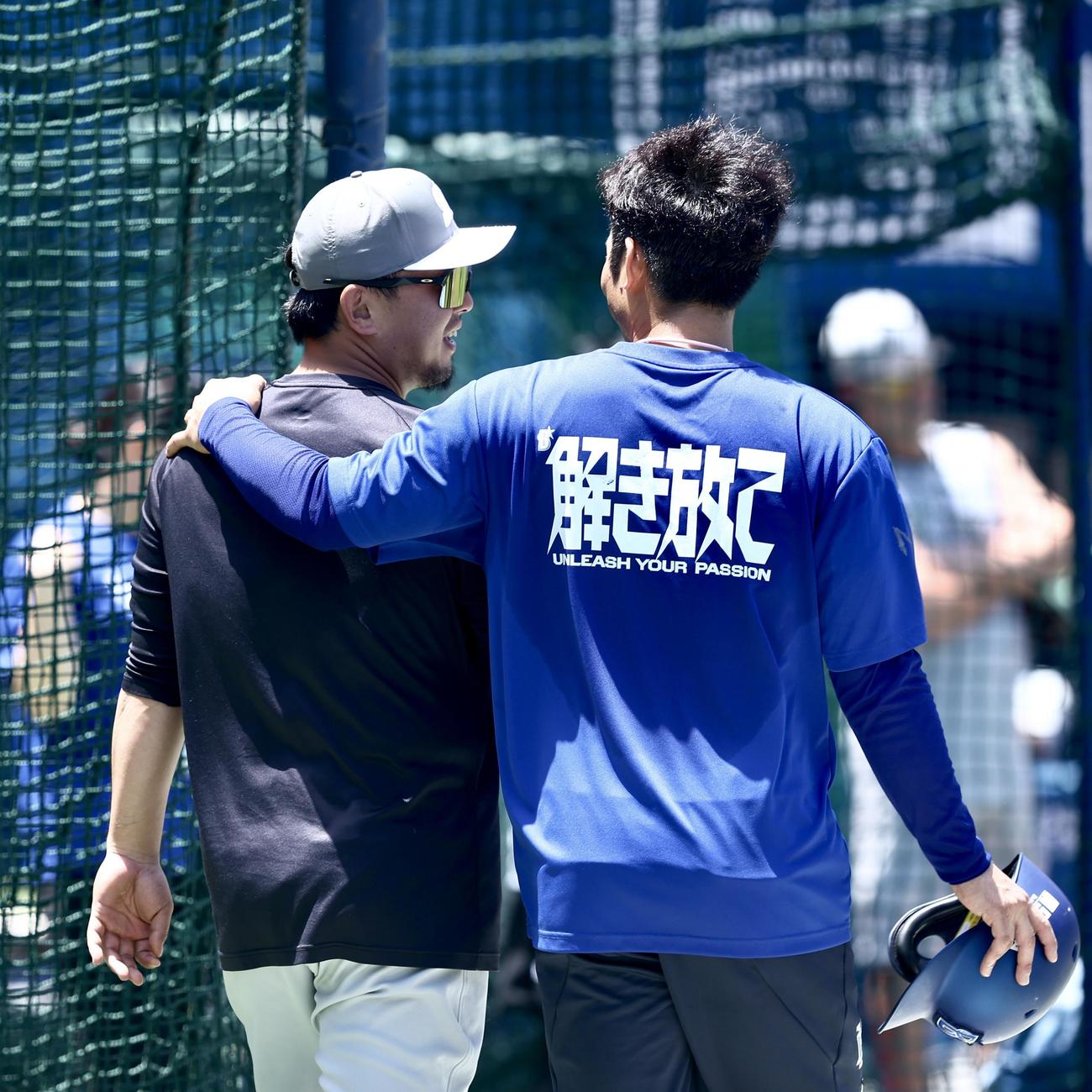 DeNA対ロッテ　試合前、言葉を交わすロッテ田村（左）とDeNA桑原（撮影・河田真司）