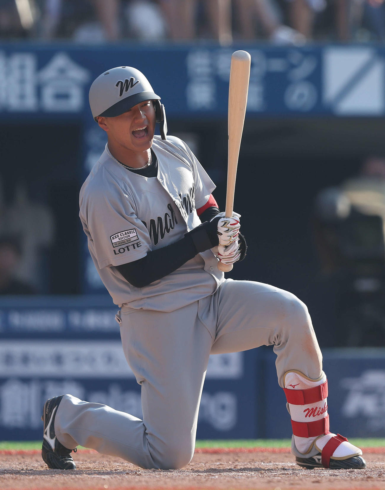 DeNA対ロッテ　8回表ロッテ1死、空振り三振に倒れる西川（撮影・河田真司）