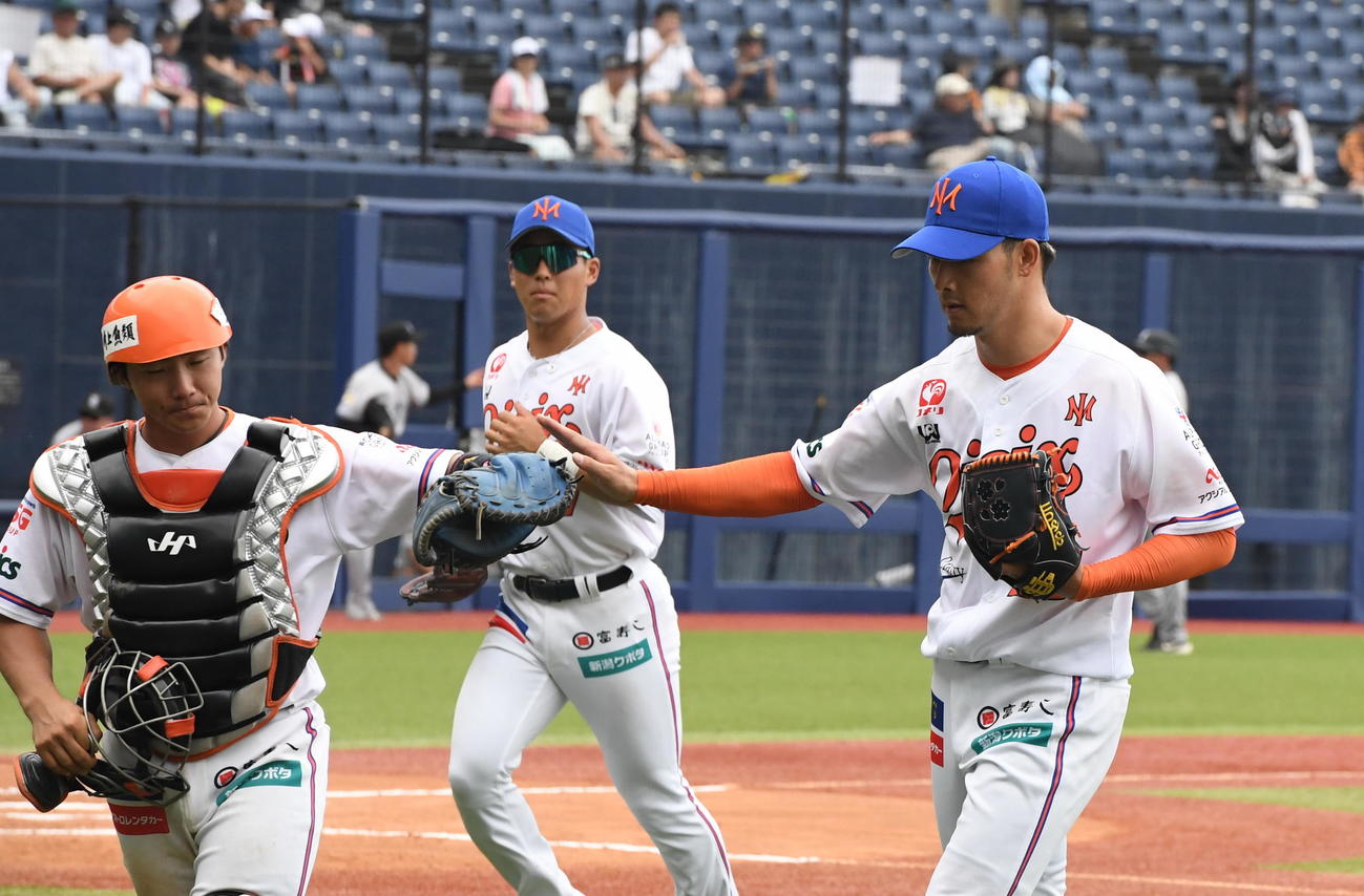 オイシックス対巨人　6回表終了後、オイシックス先発の藪田（右）が山田和捕手とタッチを交わす（撮影・小林忠）