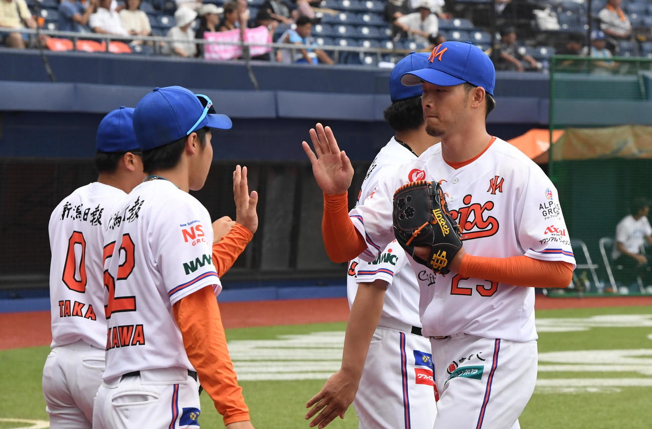 オイシックス対巨人　6回表終了後、ベンチメンバーとタッチを交わすオイシックス先発の藪田（右）（撮影・小林忠）