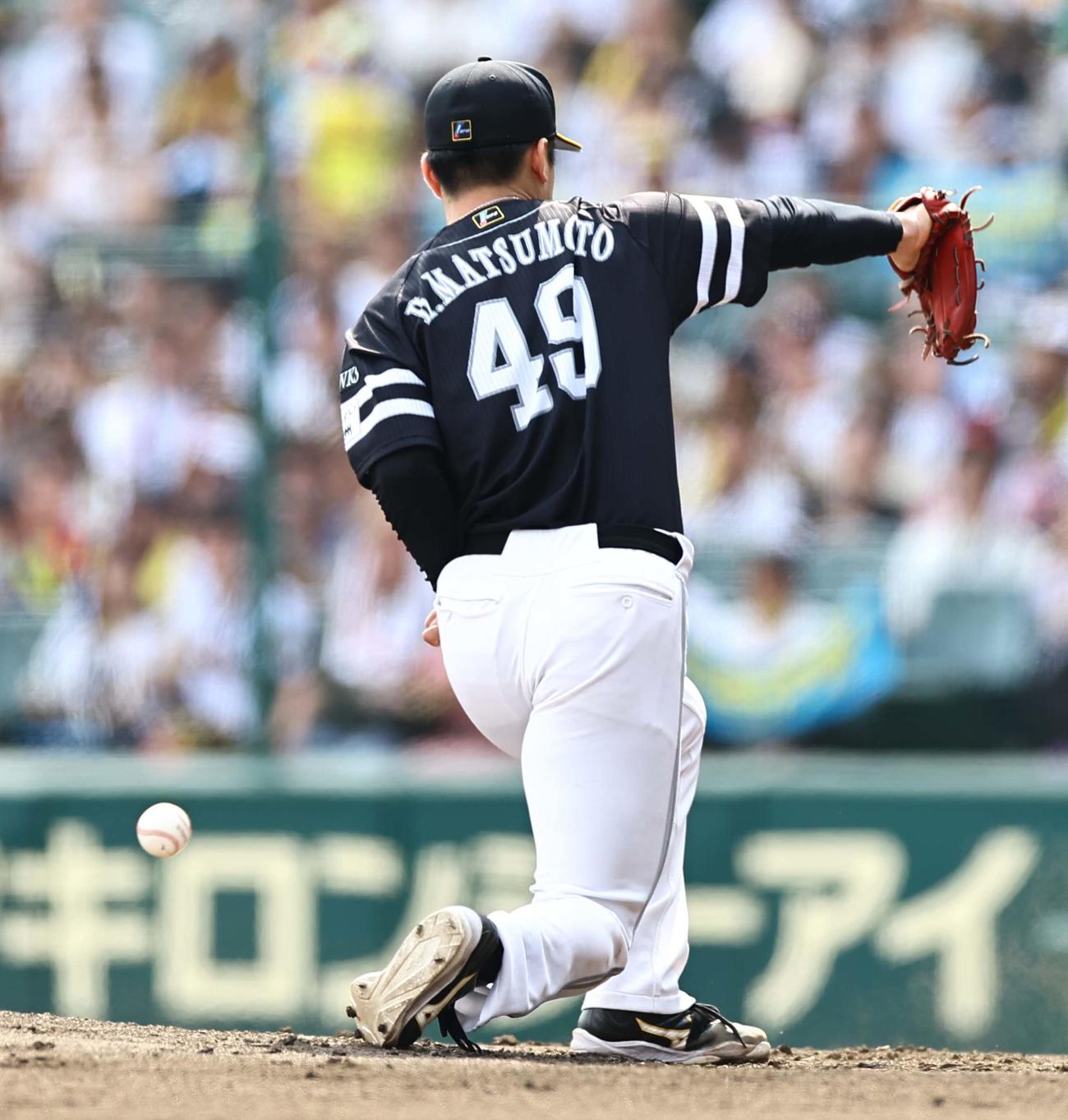 阪神対ソフトバンク　4回裏阪神無死、近本を投ゴロに打ち取る松本晴（撮影・上田博志）
