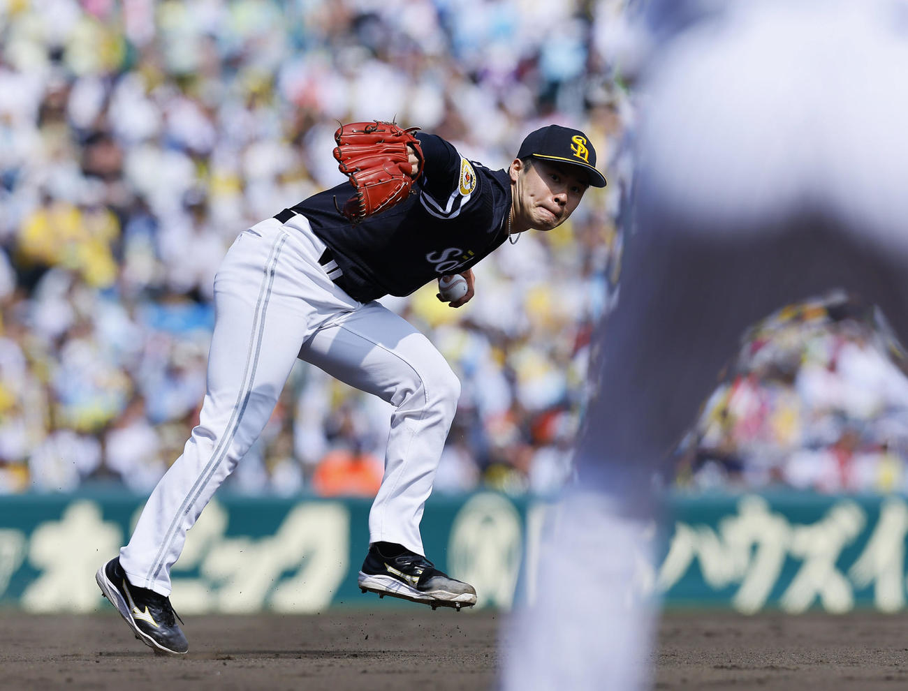 阪神対ソフトバンク　4回裏阪神無死、近本の打球をはじくも、一塁へ送球しアウトにする松本晴（撮影・藤尾明華）