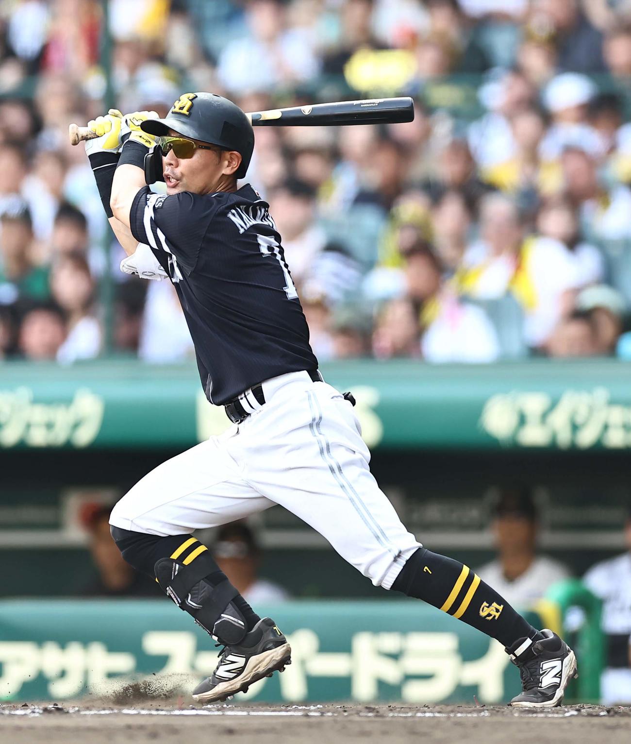 阪神対ソフトバンク　8回表ソフトバンク2死二塁、中村は適時三塁打を放つ（撮影・上田博志）