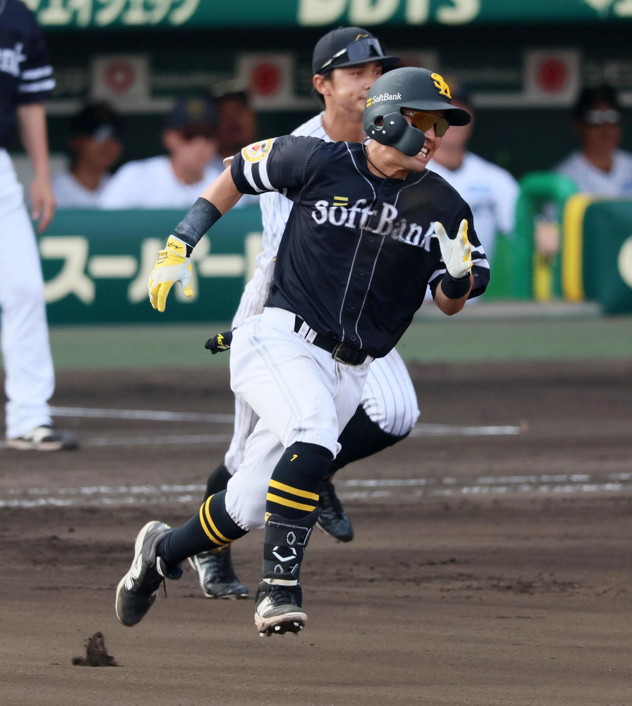 阪神対ソフトバンク　8回表ソフトバンク2死二塁、中村は左越え適時三塁打を放つ（撮影・加藤哉）