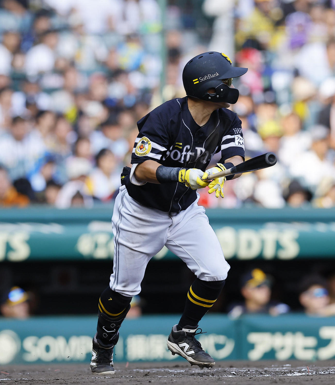 阪神対ソフトバンク　8回表ソフトバンク2死二塁、中村は左越えに適時三塁打を放つ（撮影・藤尾明華）