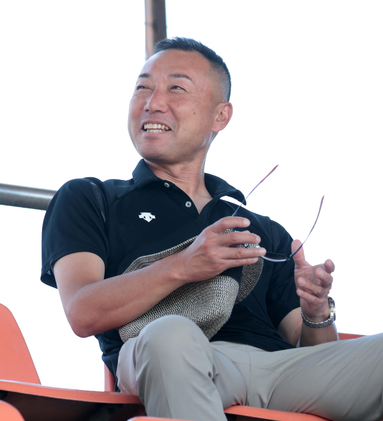 スタンドから観戦する日本製鉄かずさマジック監督の渡辺俊介氏（撮影・柴田隆二）