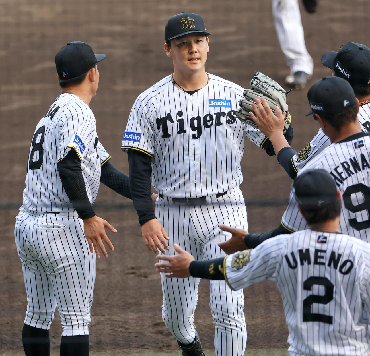 阪神対ソフトバンク　9回表に登板した木下（中央）は無失点に終えベンチに引きあげる（撮影・上山淳一）