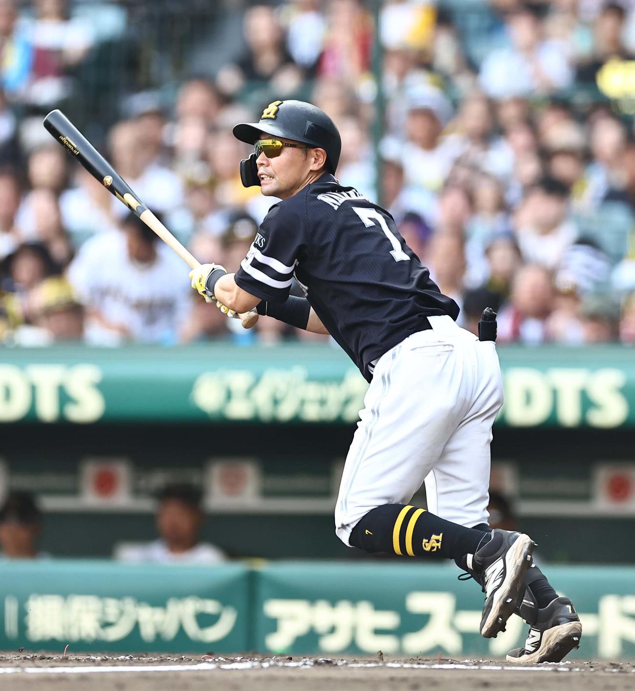 阪神対ソフトバンク　8回表ソフトバンク2死二塁、中村は適時三塁打を放つ（撮影・上田博志）