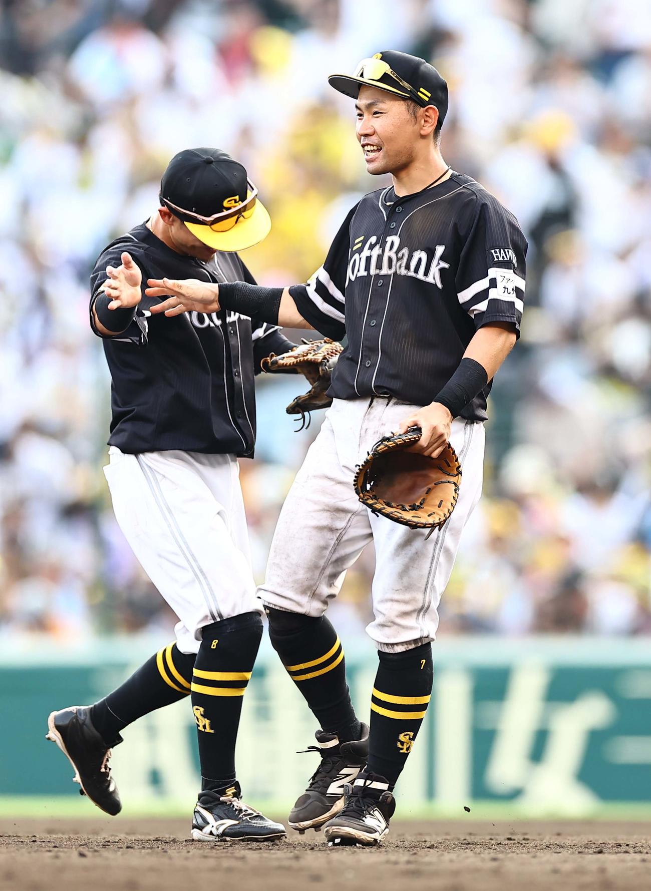 阪神対ソフトバンク　交流戦優勝を決め笑顔を見せる中村（撮影・上田博志）