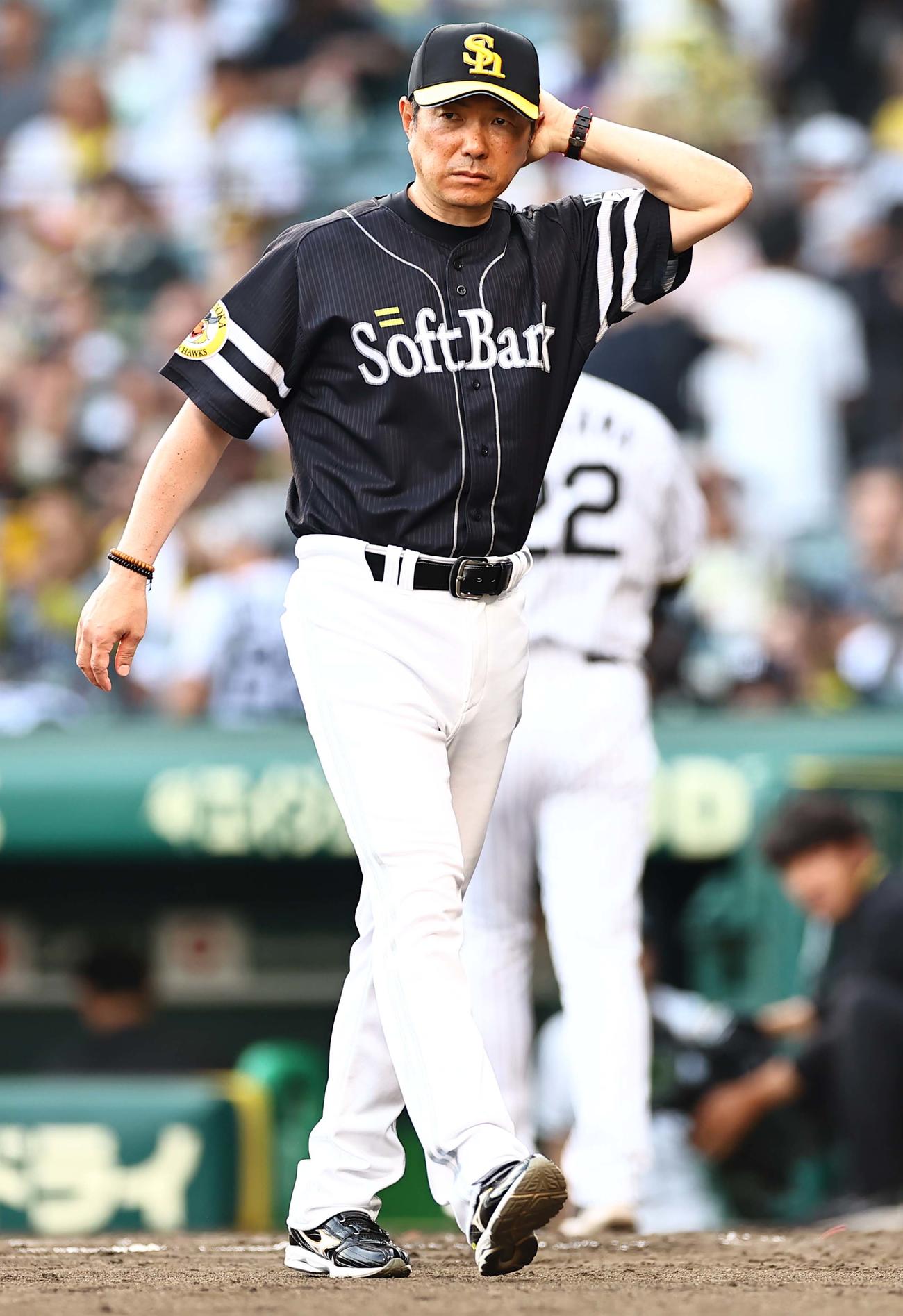 阪神対ソフトバンク　試合後、藤川監督（右）と言葉を交わしベンチに引き揚げる小久保監督（撮影・上田博志）